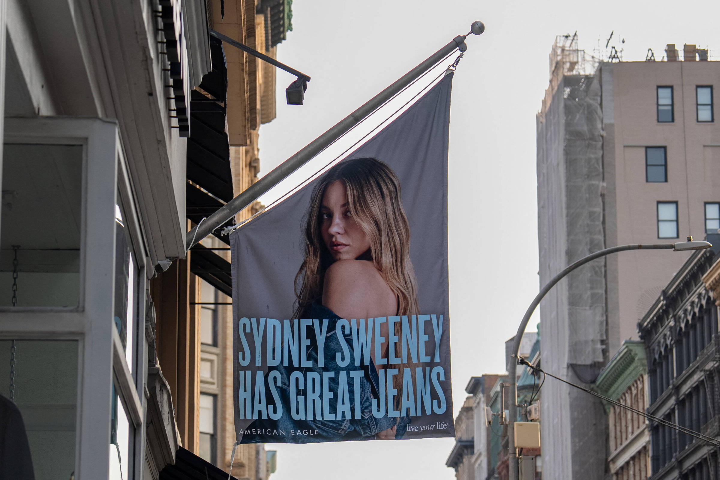 Direita americana intensifica polêmica sobre propaganda de jeans com Sydney Sweeney