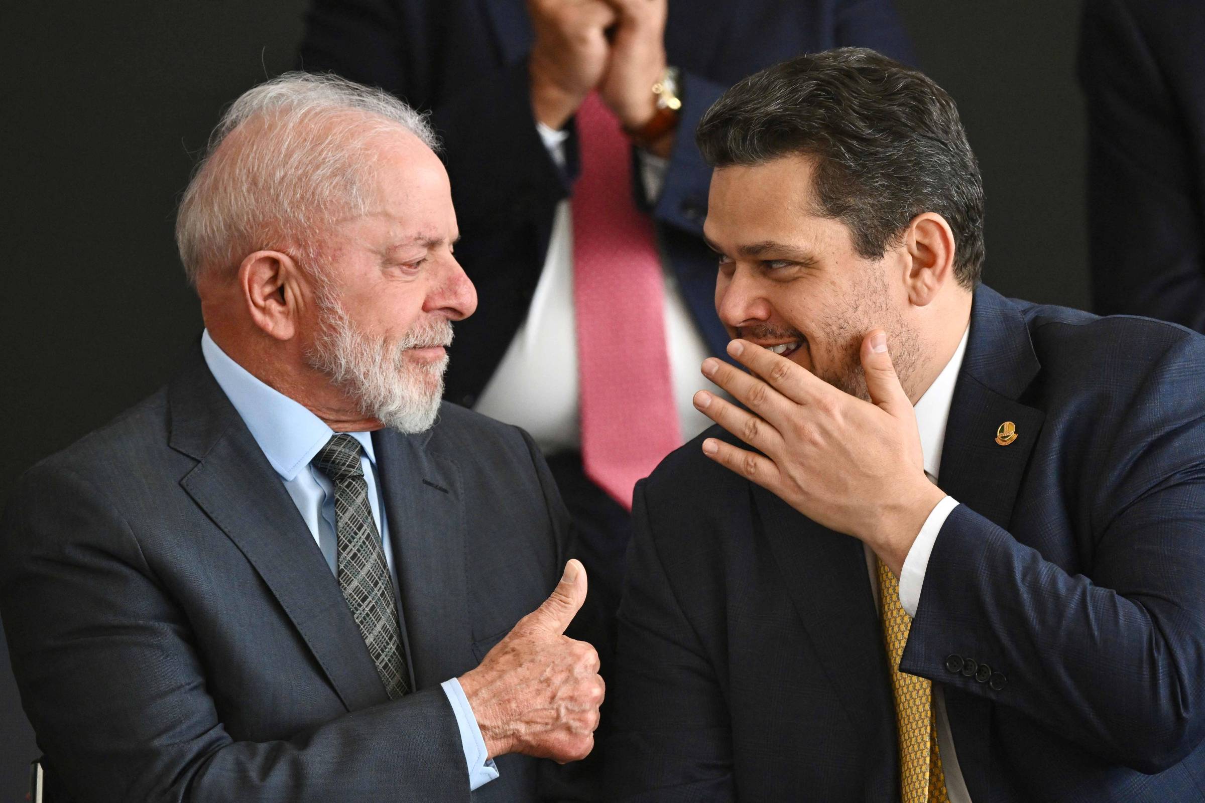 Lula e Davi Alcolumbre durante evento no Palácio do Planalto (Foto: Evaristo Sa - AFP)