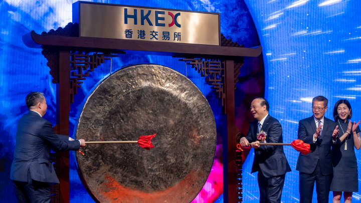 Mercado de IPOs em Hong Kong cresce rapidamente com forte demanda e investimentos