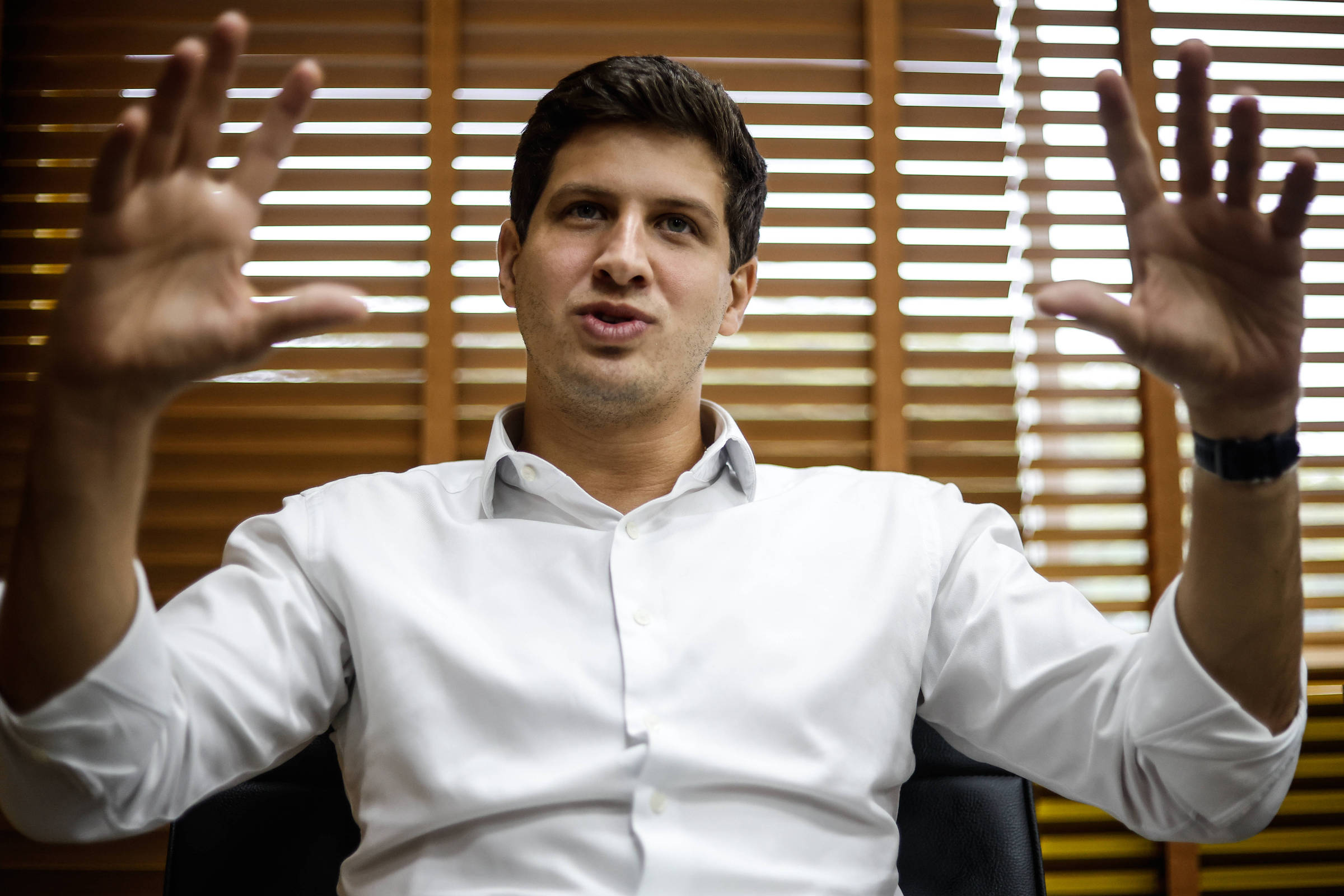 João Campos tenta ampliar PSB com políticos de outras correntes ideológicas