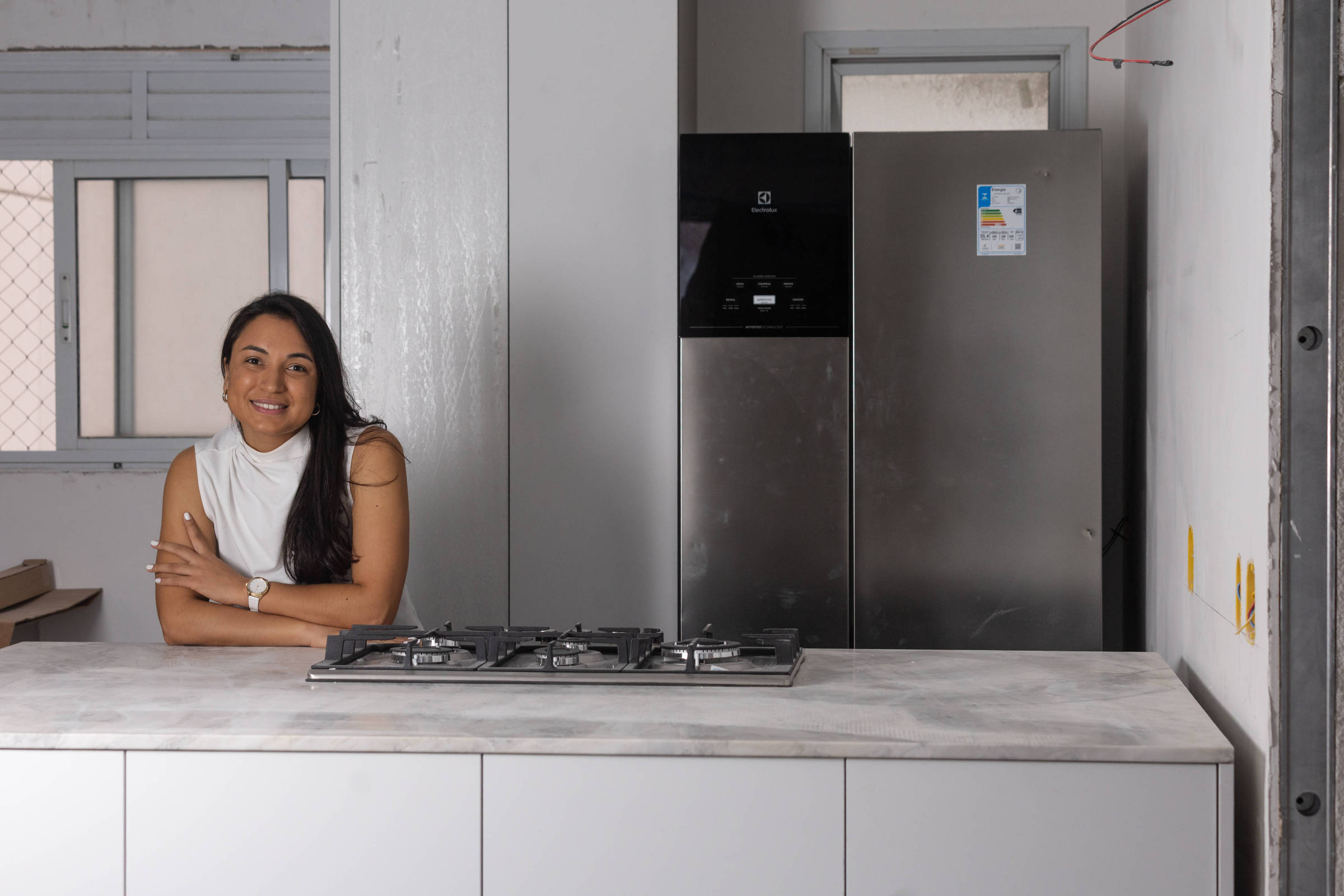 Patrícia Oliveira, 32, em seu apartamento em Perdizes, que comprou por um valor abaixo do mercado em um leilão e está reformando. (Foto: Rafaela Araújo/Folhapress)