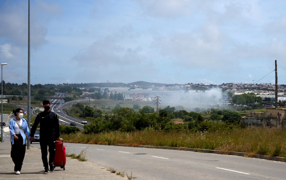 Incêndio em depósito industrial provoca confinamento de 160 mil pessoas na Catalunha
