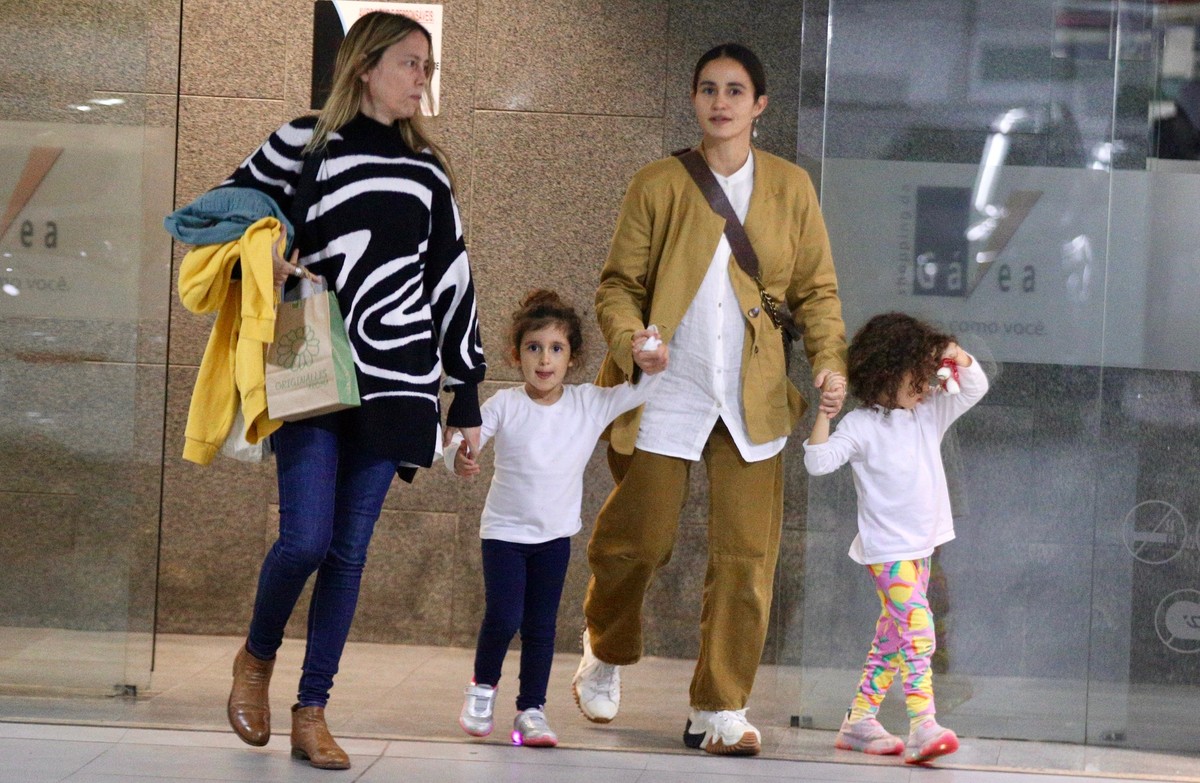 Nanda Costa passeia com as gêmeas em shopping ao lado de Lan Lanh