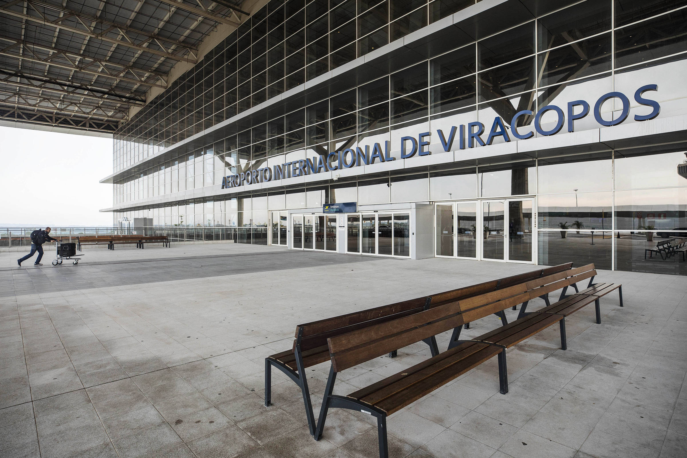 Aeroporto de Viracopos fecha por 4 horas após morte de funcionário na pista