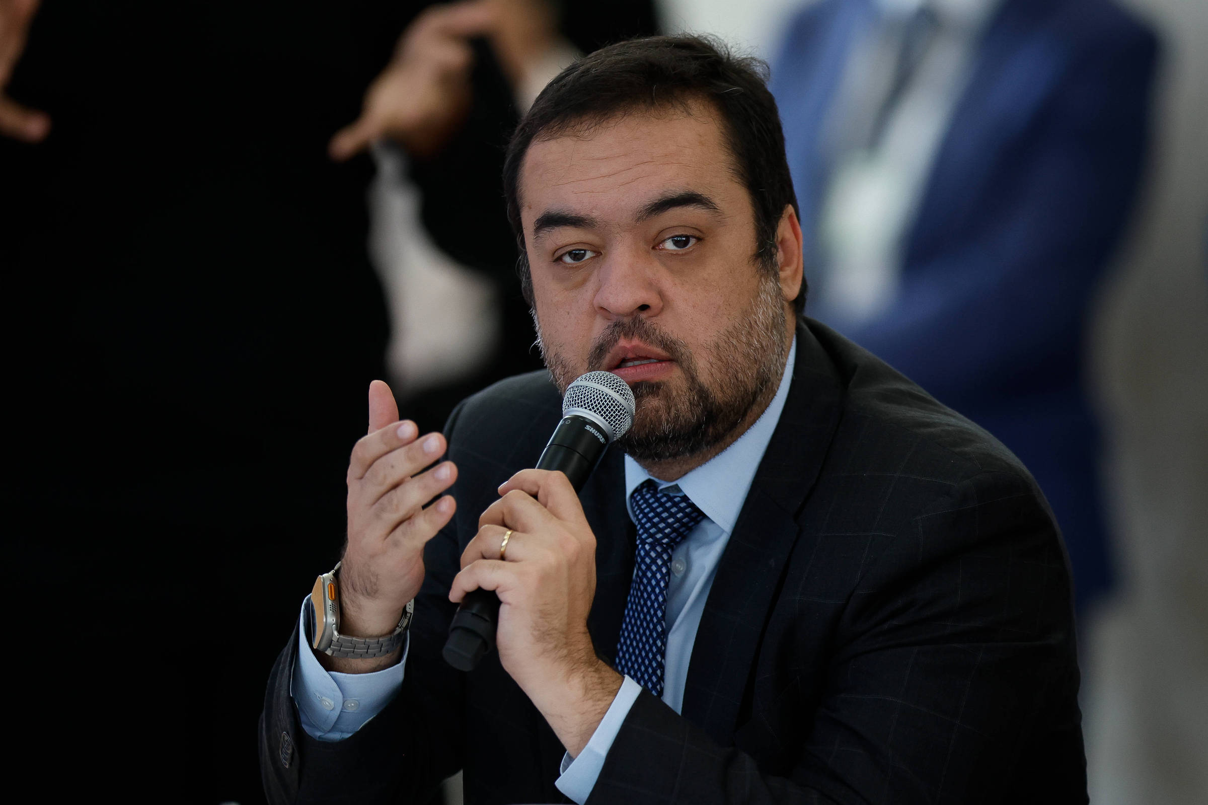 Governador do RJ busca nomear Eduardo Bolsonaro para nova secretaria e salvar mandato