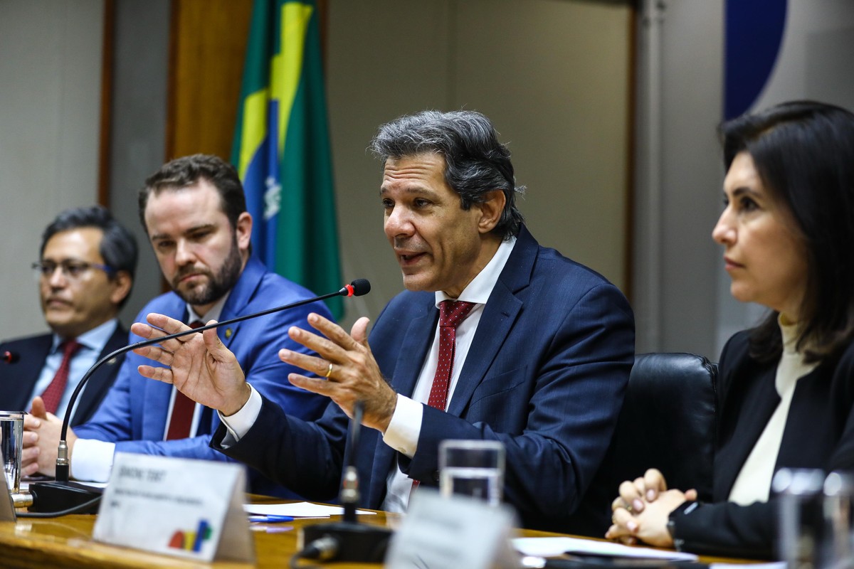 Fazenda resgata R$ 1,4 bilhão de fundos para compensar queda em medidas do IOF