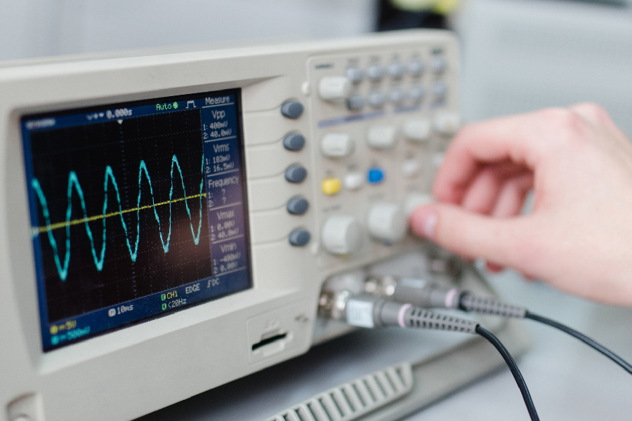Osciloscópio, instrumento de laboratório utilizado para medida de sinais elétricos (Foto: yasinemir/Getty Images)