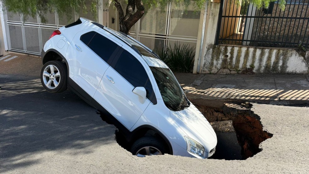 Asfalto cede e carro é engolido em incidente no interior de São Paulo