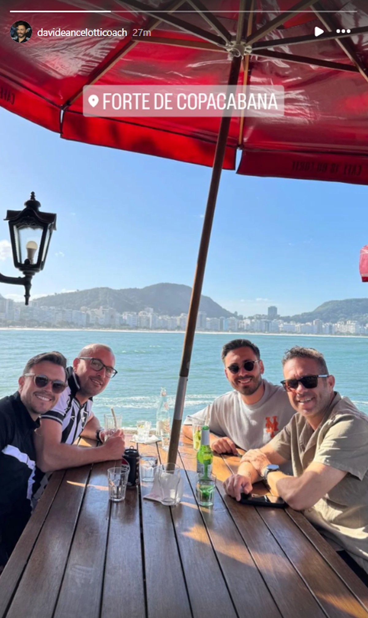 Davide Ancelotti curte folga na praia de Copacabana após vitória no Botafogo