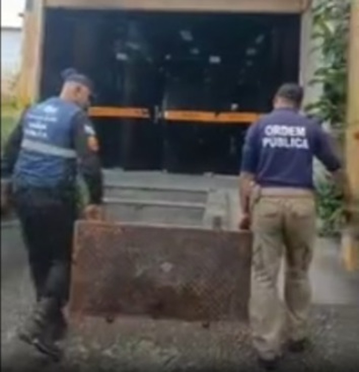 Tampas de acesso a redes subterrâneas encontradas em ferro-velho em Santa Cruz (Foto: Divulgação / Seop)