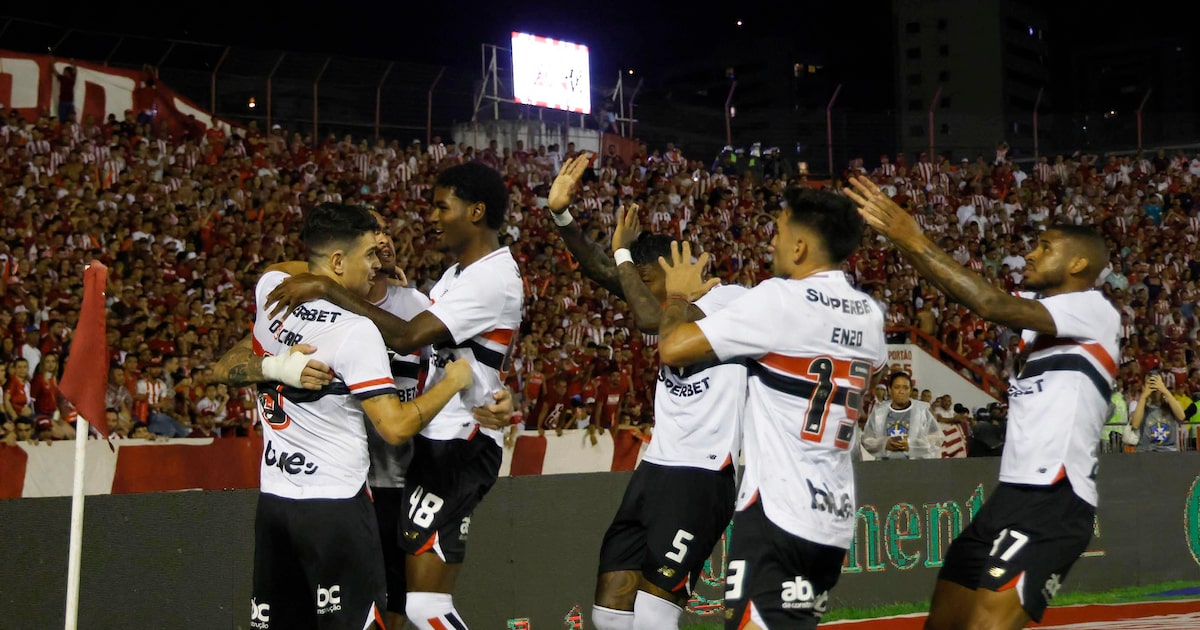 São-paulinos frustraram a festa da torcida do Náutico nos Aflitos. (Foto: Rubens Chiri/São Paulo)