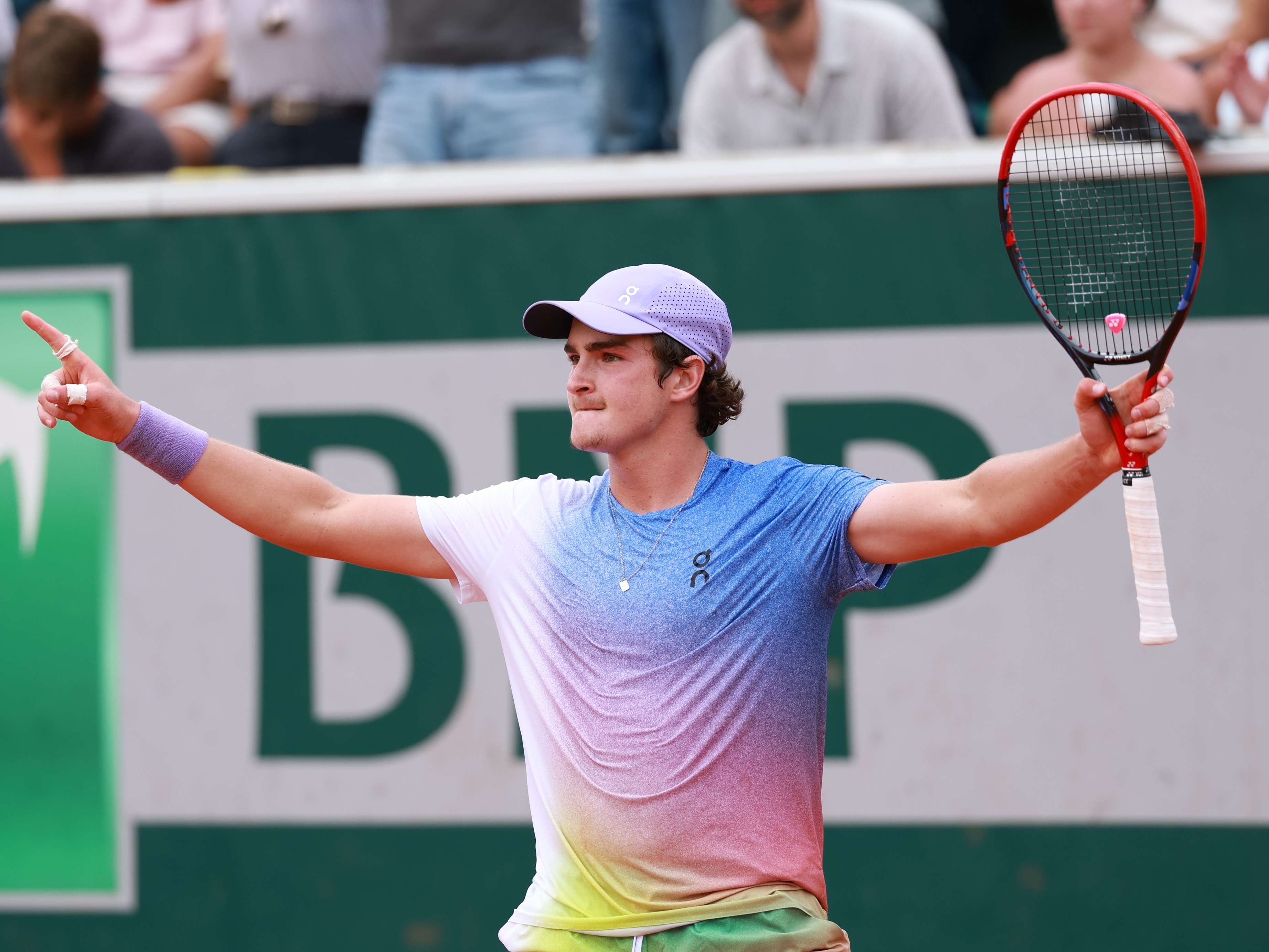 Fonseca vence francês em tie-breaks e avança à terceira fase em Paris