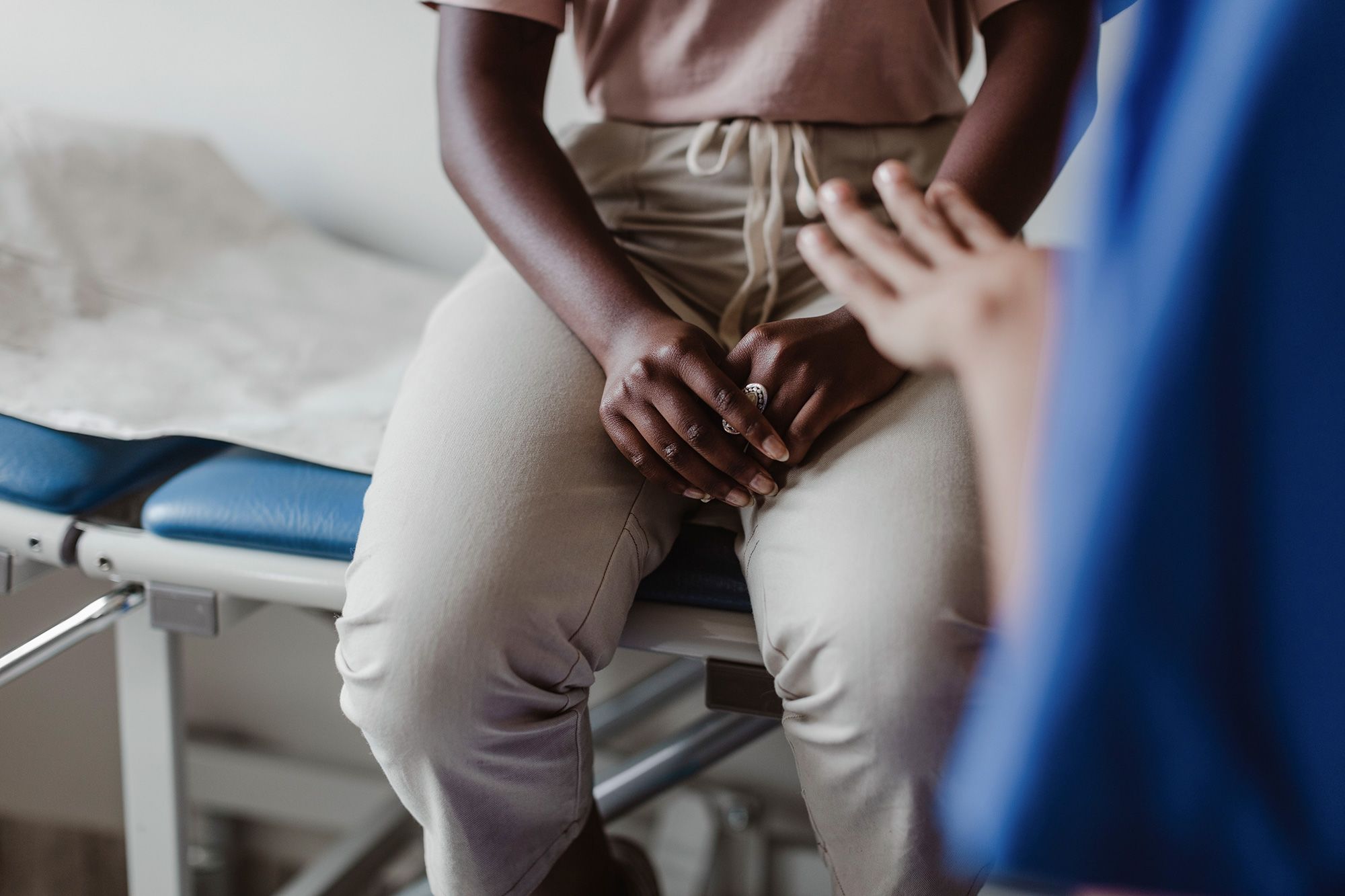 Mulheres enfrentam gaslighting médico em casos de dor ginecológica crônica