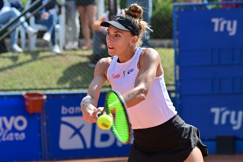 Luiza Fullana é eliminada nas quartas e se aproxima do top 500 mundial