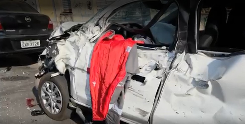 Caminhonete capota e colide com dez veículos na Zona Norte de São Paulo
