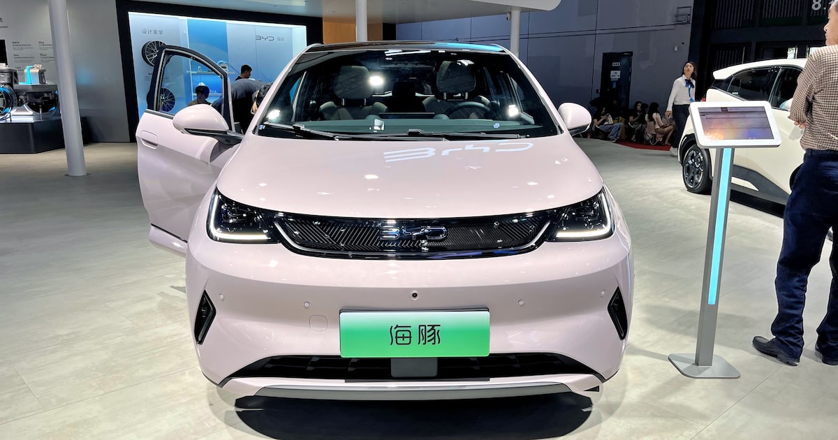 Carros elétricos baratos da China, como os da BYD, desafiam o mercado local