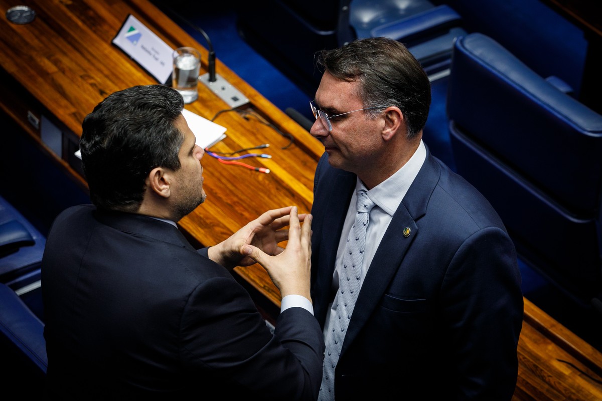 Flávio Bolsonaro pressiona Davi Alcolumbre após decisão de Moraes sobre prisão de pai