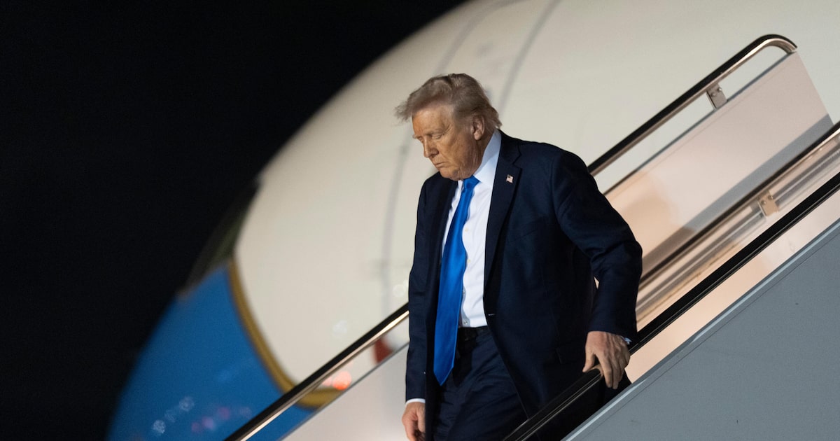 O presidente Donald Trump chega ao Aeroporto Internacional de Palm Beach, em West Palm Beach, Flórida, quinta-feira, 1.º de maio de 2025. (Foto: Manuel Balce Ceneta/AP)