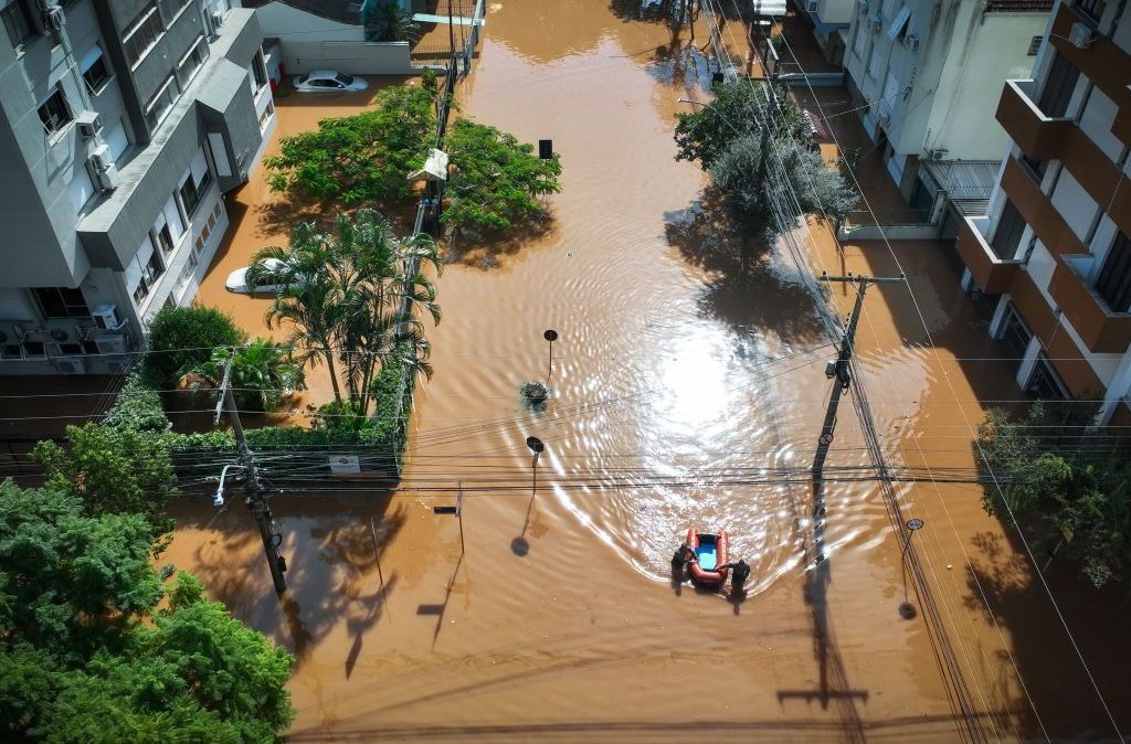 Enchentes, como as que afetam o Rio Grande do Sul, podem trazer prejuízos à saúde mental (Foto: Jefferson Bernardes/Getty Images)