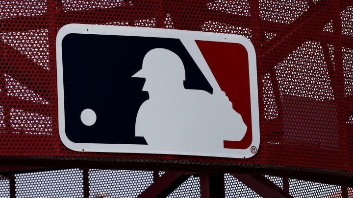 Uma logo da Major League Baseball no Angel Stadium, em Anaheim, Califórnia, em 22 de maio de 2022. (Foto: Ronald Martinez | Getty Images)