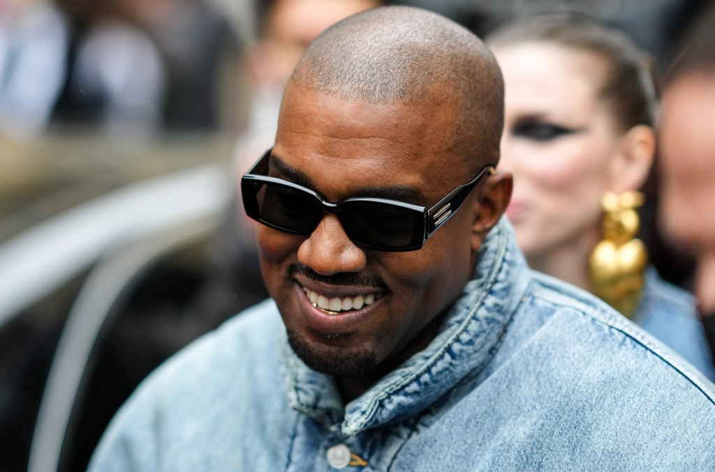 Durante uma transmissão recente, Kanye West falou sobre o som único de Drake e como ele se viu emprestando o estilo do rapper de Toronto. (Foto: Reprodução)