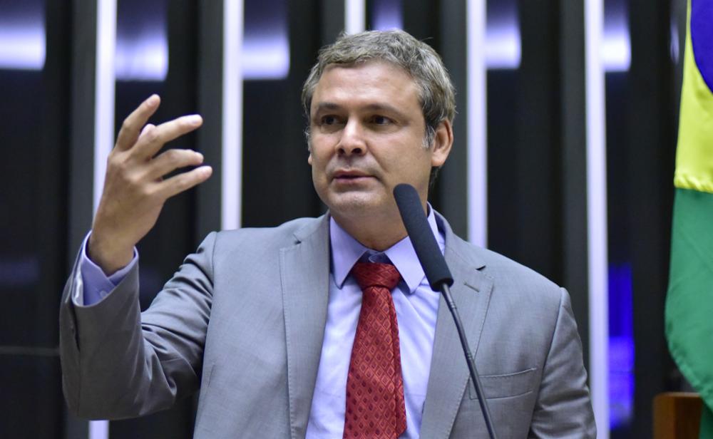 Lindbergh critica declarações do presidente do Bradesco sobre a Lei Magnitsky