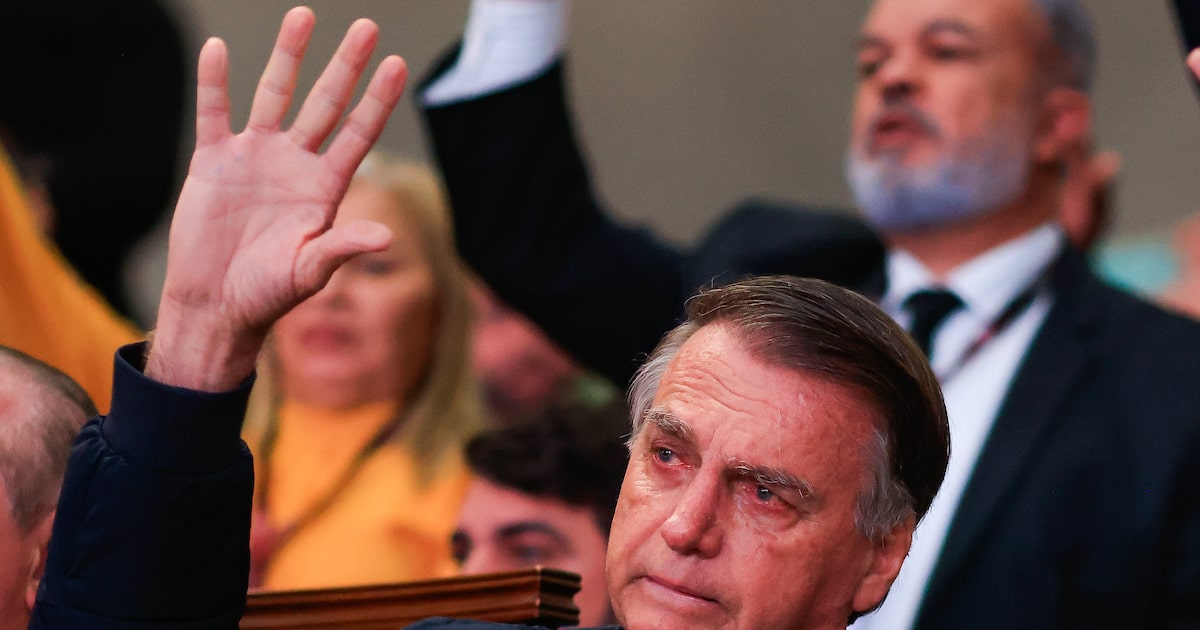 Celular de Bolsonaro revela contatos com Moraes e mensagens para Fux