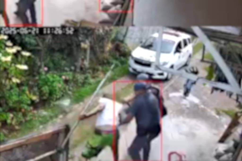Policiais agredem casal dentro de casa em SP e ação é registrada por câmeras
