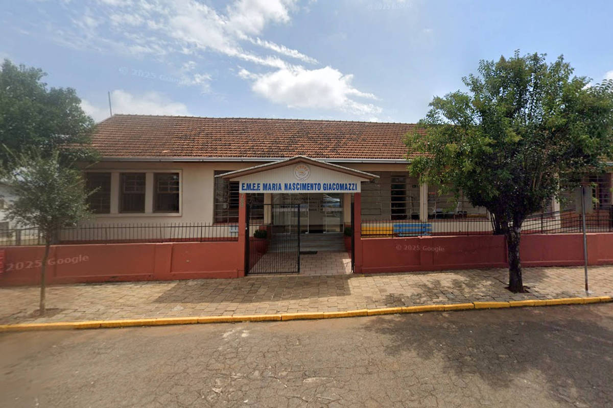 Escola gaúcha reabre com apoio de psicólogos e policiais após ataque fatal a aluno