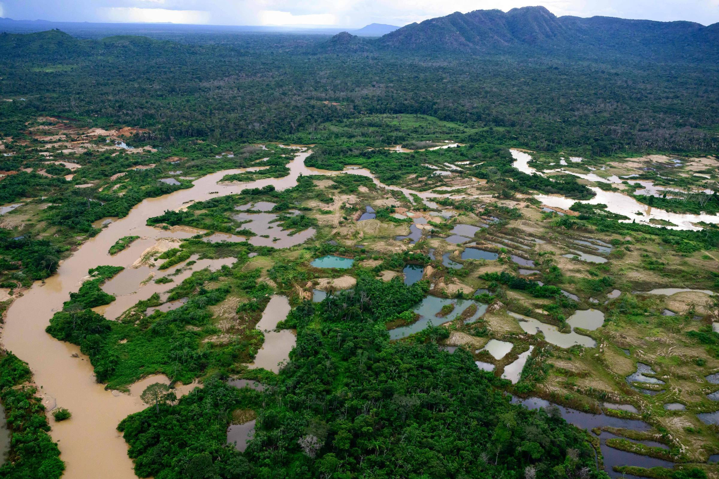 Destruição da floresta amazônica avança com garimpo no território Kayapó