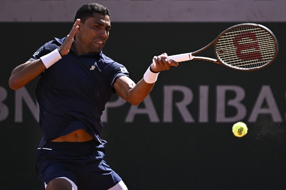 Thiago Monteiro rebate bola na estreia em Roland Garros. (Foto: AFP)