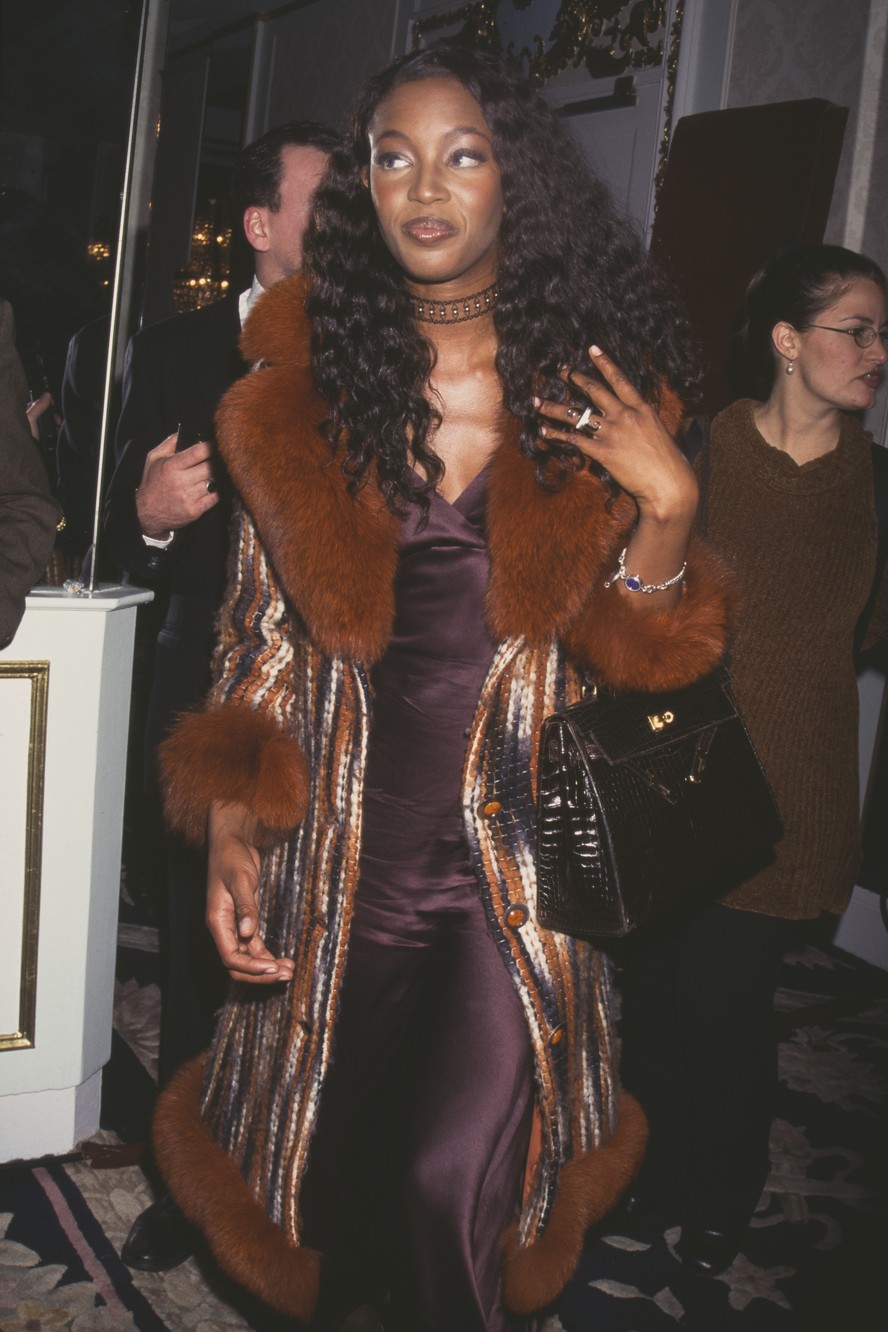 Naomi Campbell inspira looks de festa com slip dress e casaco de pele neste inverno