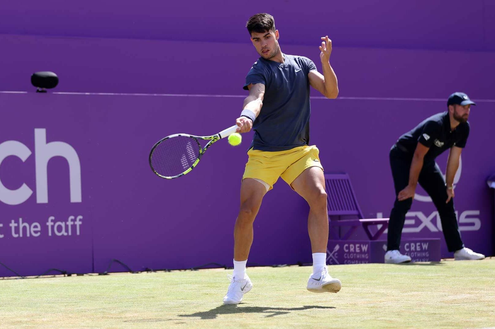 Alcaraz busca o bicampeonato no Queen's em confronto entre espanhóis