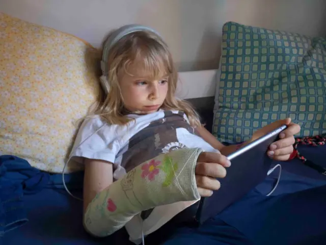 Entender o impacto do tempo de tela no cérebro infantil é mais complexo do que se imagina
