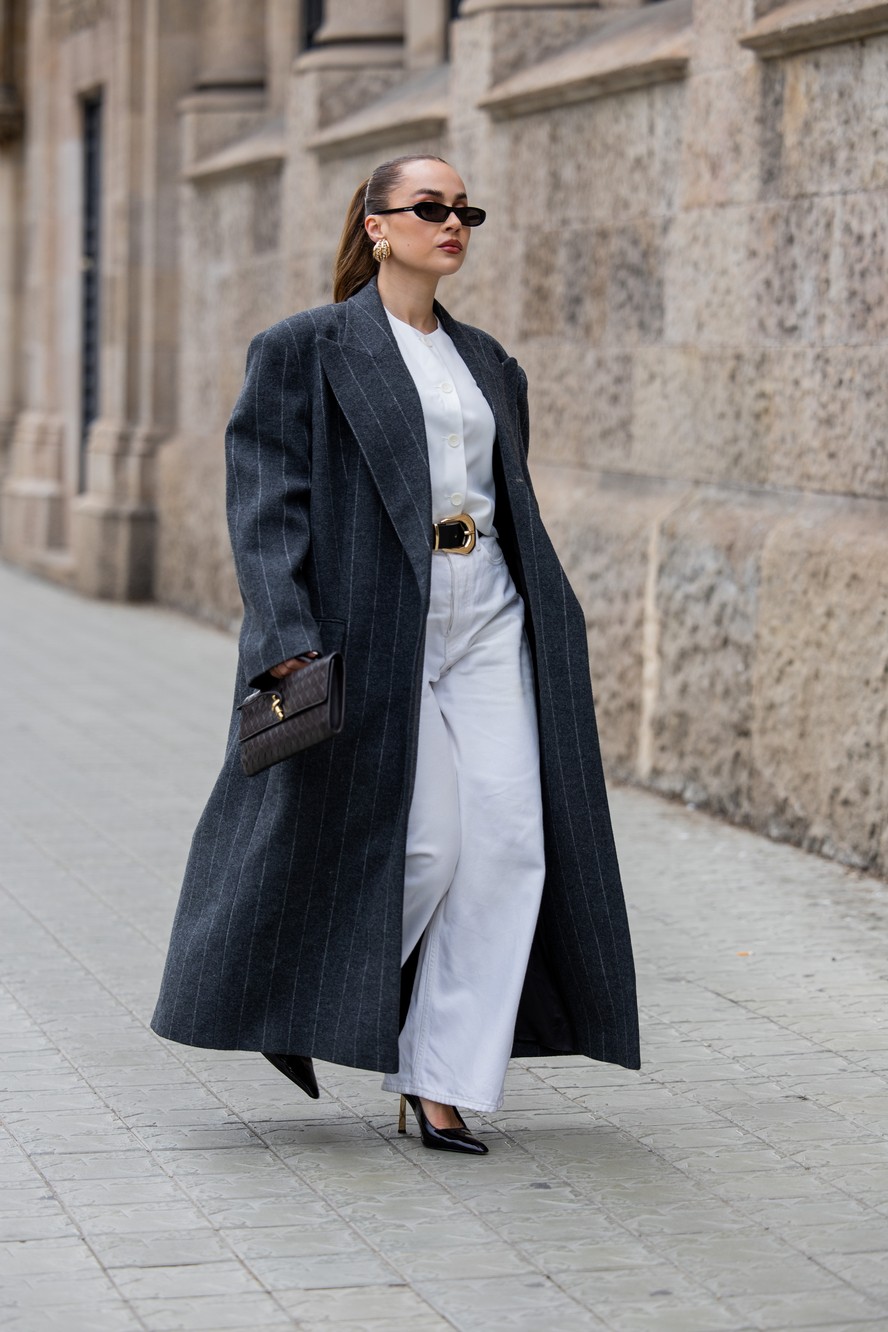 Jeans brancos baggy com sobretudo risca de giz (Foto: Getty Images)