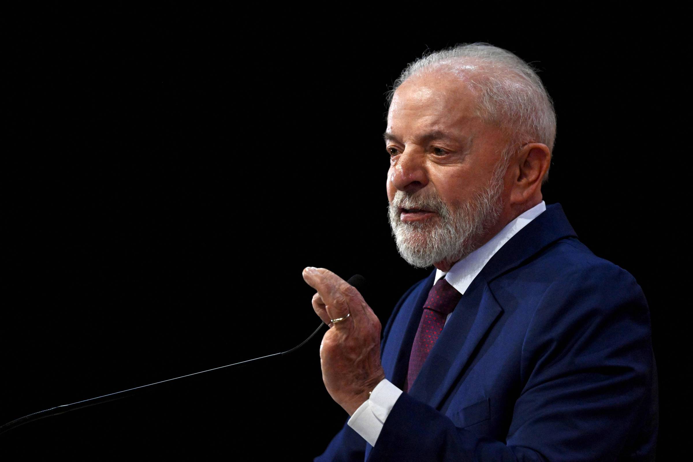 Lula critica altas taxas de juros do consignado e governo propõe limite