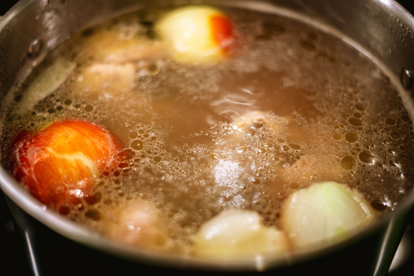 Aproveite ossos e carcaça de frango para fazer um caldo caseiro delicioso