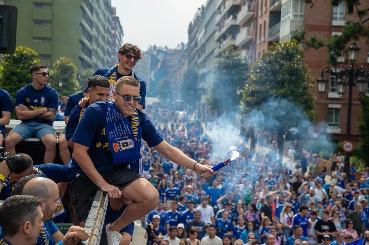 Alemão brilha e se torna artilheiro no retorno do Oviedo à primeira divisão