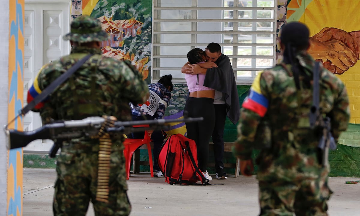 Um soldado abraça a sua esposa após ser liberado pelas disidências das Forças Armadas Revolucionárias da Colômbia (FARC), depois de ter estado sequestrado, em Tacueyó, Cauca. (Foto: Andres Quintero/AP)