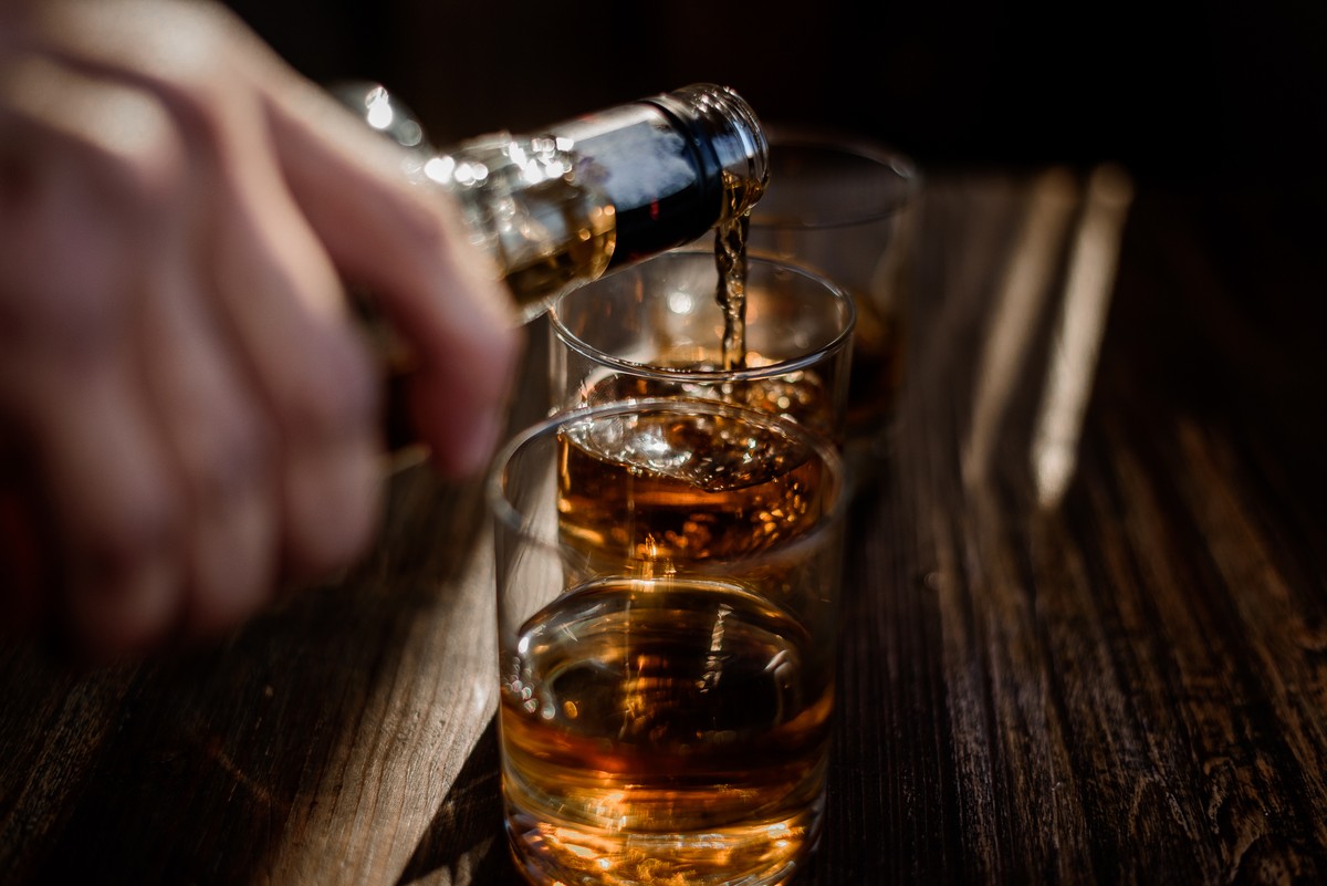 Consumo excessivo de álcool aumenta o risco para uma gama de doenças. (Foto: Freepik/Myron Muza)