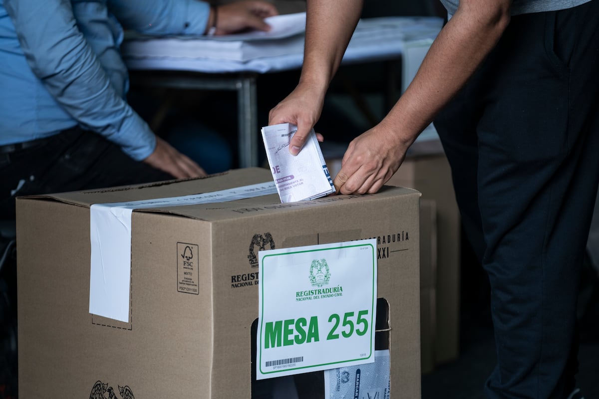 Petro questiona transparência nas eleições de 2026 após contrato milionário com firma