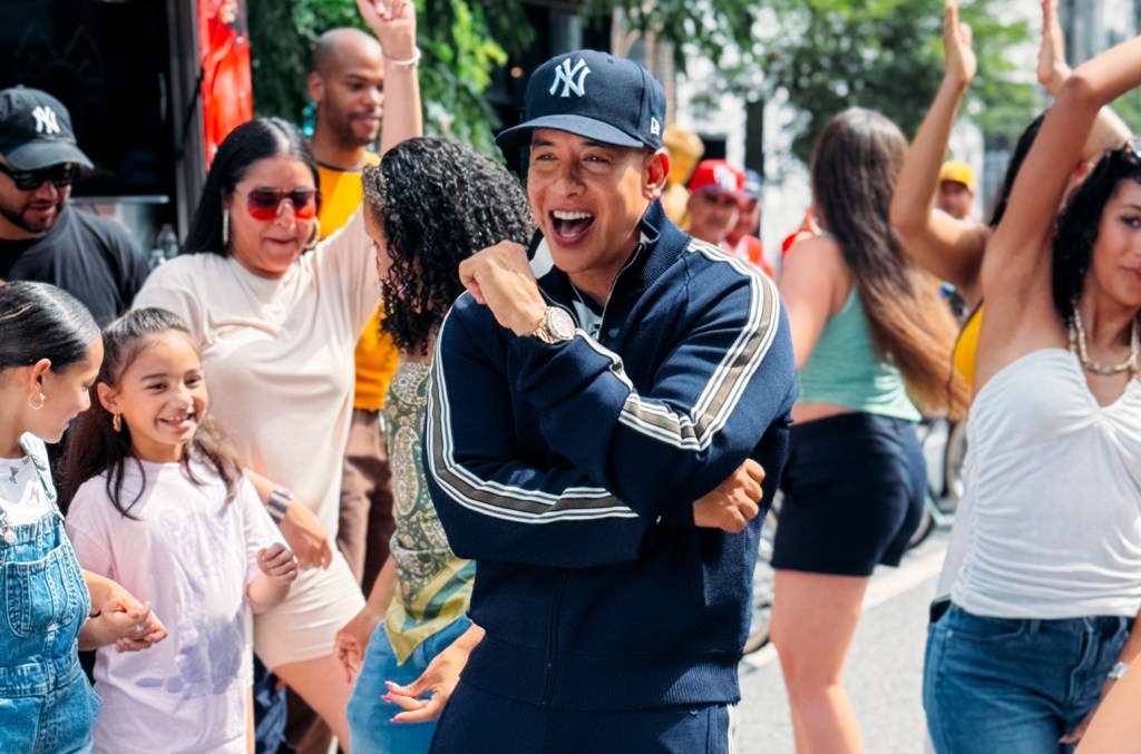 Daddy Yankee lança a animada música 'Sonríele' e seu clipe para o verão