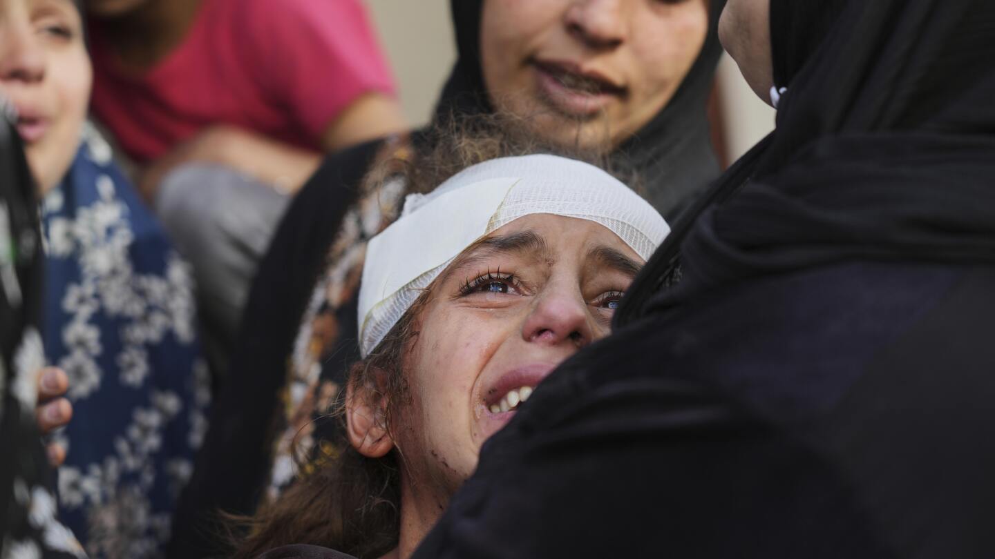 Yamama Jundia, ferida em um ataque aéreo israelense, lamenta ao lado de outros sobre os corpos de seus parentes, que foram mortos no mesmo ataque, no Hospital Batista na Cidade de Gaza na quinta-feira, 3 de abril de 2025. (Foto: AP Photo/Jehad Alshrafi)