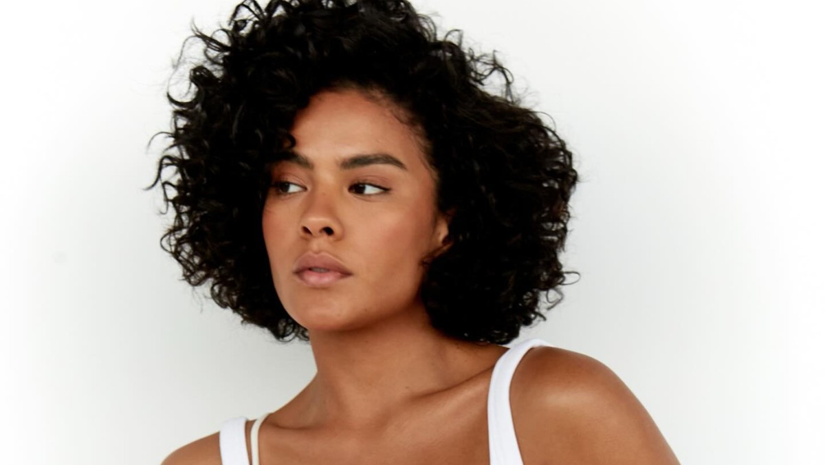 Atriz revela preconceito racial e critica comentários sobre sua aparência