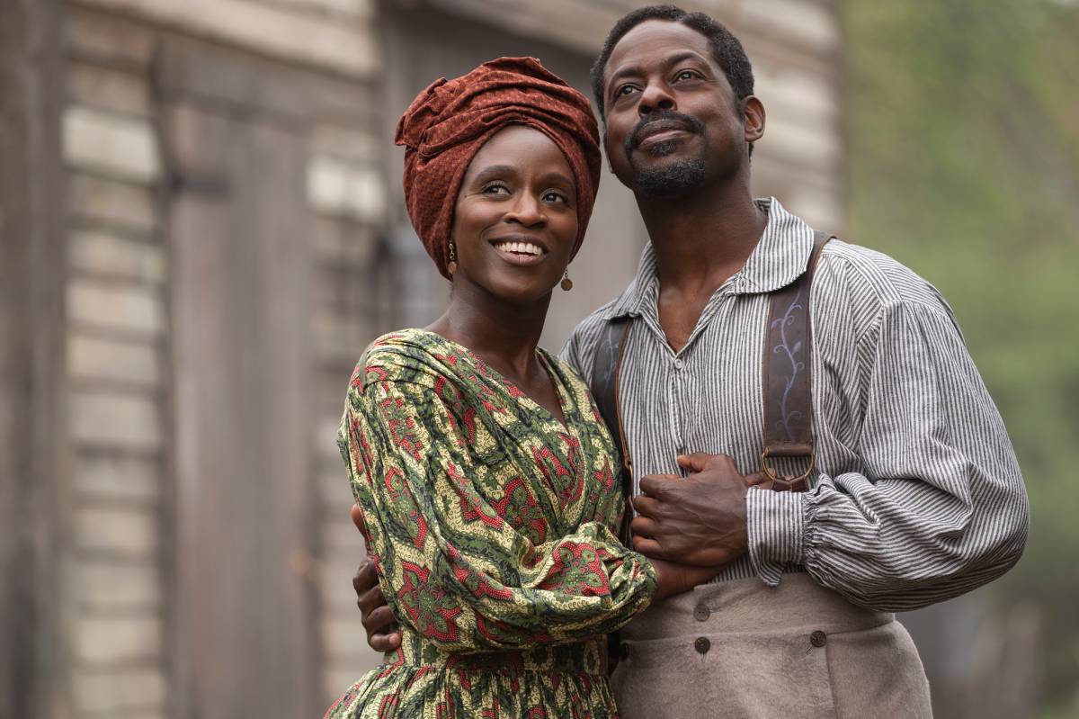 Minissérie com Sterling K. Brown estreia hoje na TV e no streaming