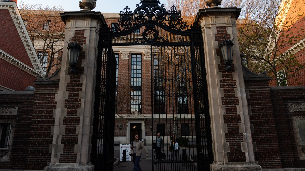 Governo Trump concede prazo de 30 dias para Harvard contestar restrição a estrangeiros