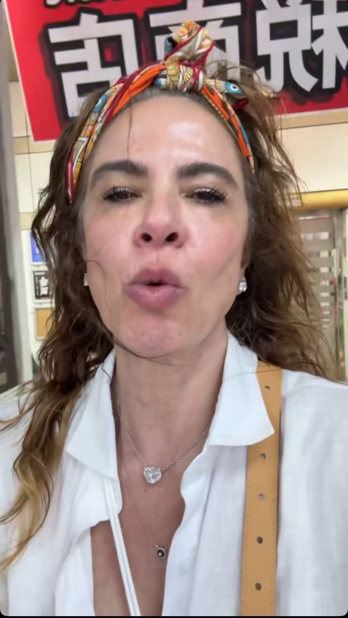 Luciana Gimenez reflete sobre honestidade após perder cartão no Japão