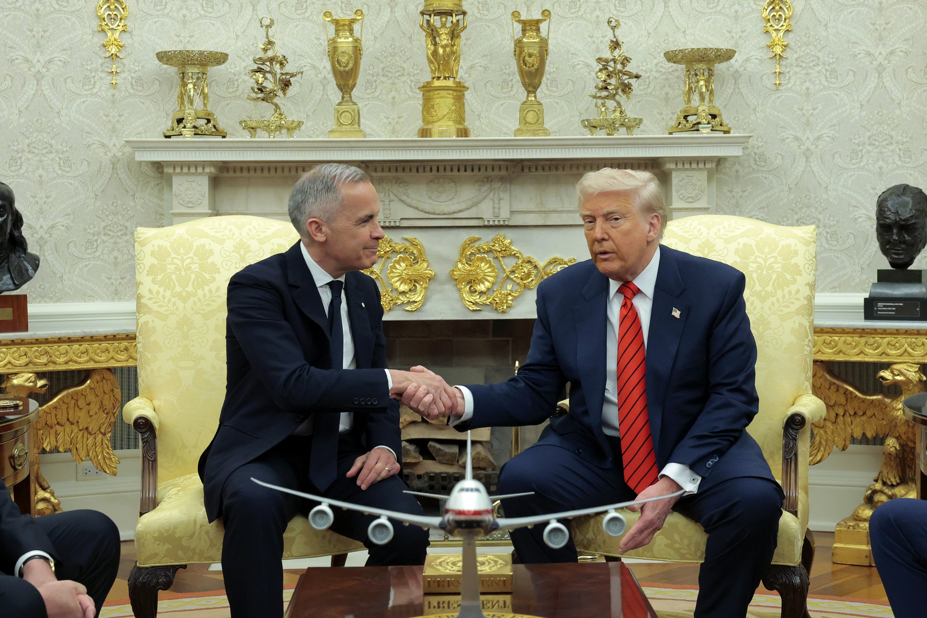Trump impõe tarifa de 35% sobre produtos canadenses e acirra tensões comerciais