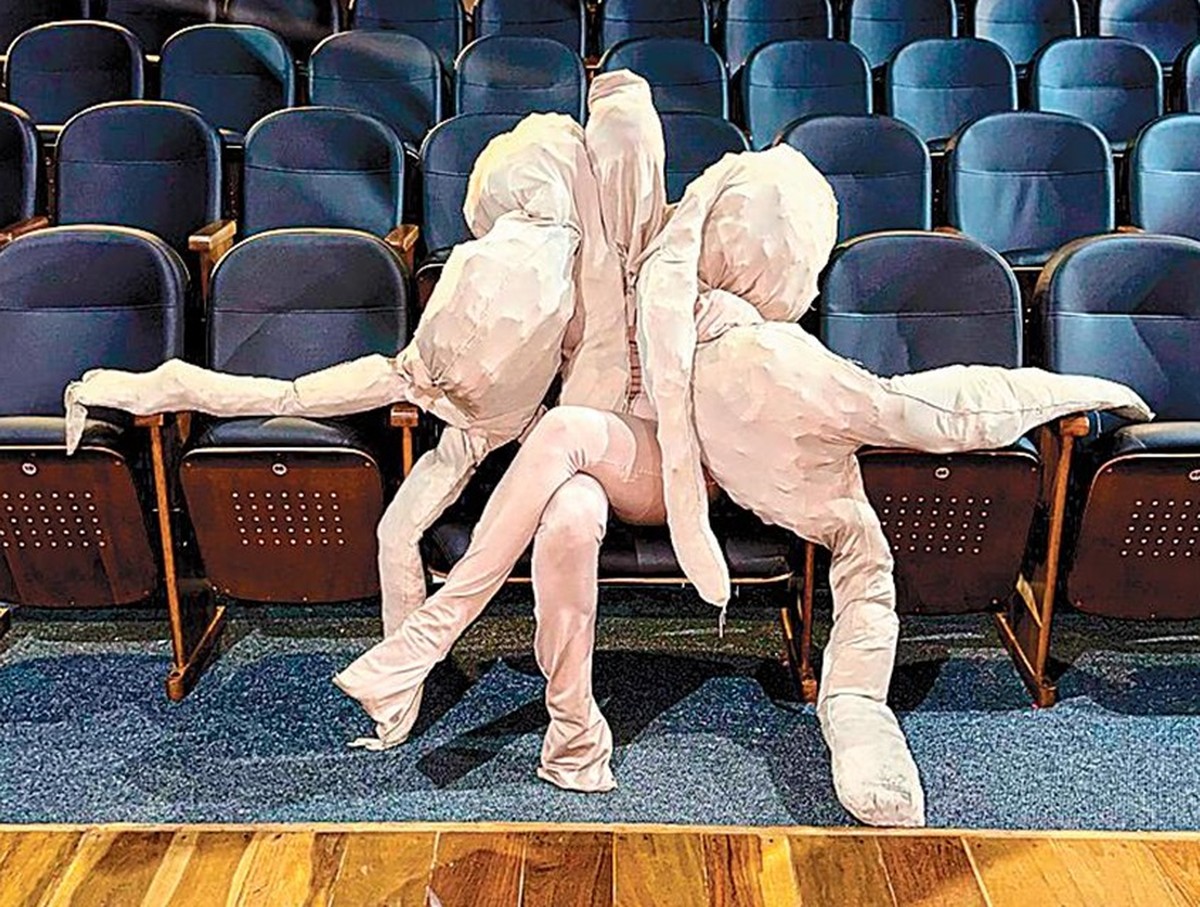 AzuLABula apresenta instalação inovadora de dança e vídeo em galeria no Rio