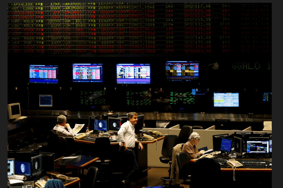 Traders operam na Bolsa de Buenos Aires em 26 de fevereiro de 2020. (Foto: REUTERS/Agustin Marcarian)